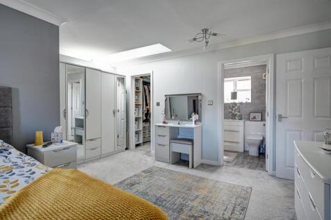 Bedroom 1 (2).jpg