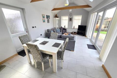 Kitchen / Diner / Dayroom