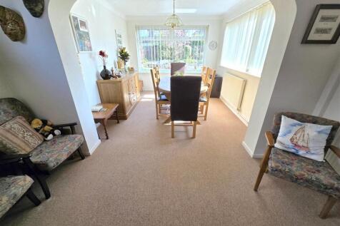Sitting Room/ Dining Room