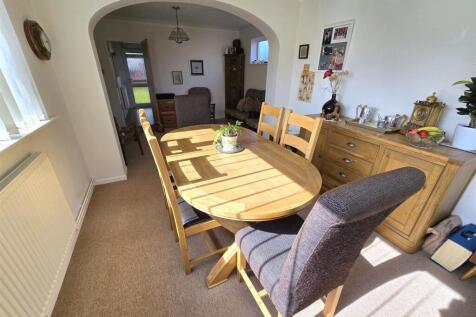 Sitting Room/ Dining Room