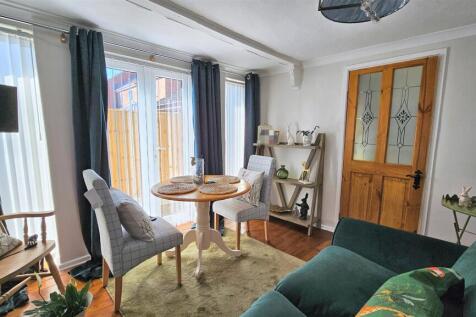Bedroom 2/Dining Room