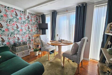 Bedroom 2/Dining Room