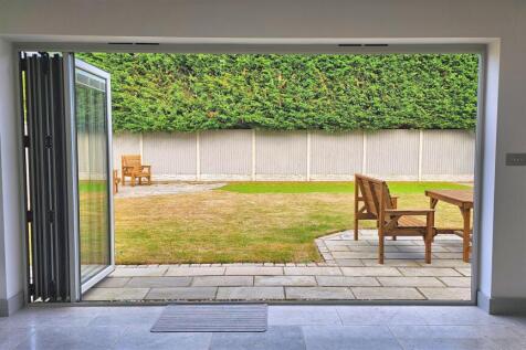 Bifolds Into Garden