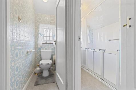 Separate wc &amp; Shower Room