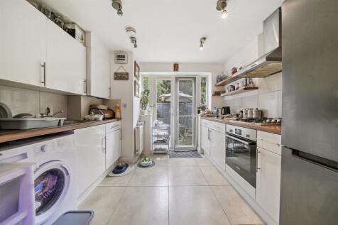 Flat D, 74 College Park Close - 3KwpbxWtFnKDlI1nG3