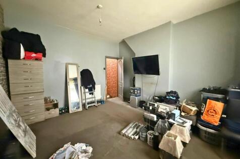 Bedroom 1.jpg
