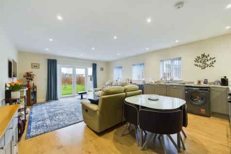 Open Plan Kitchen / Living