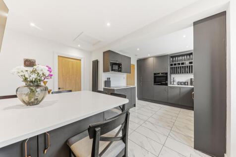 Kitchen/Breakfast Bar