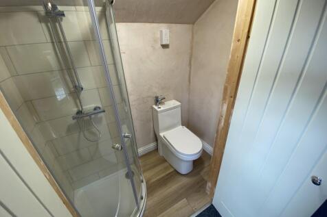 Bed 2 Ensuite T202509121448.jpg