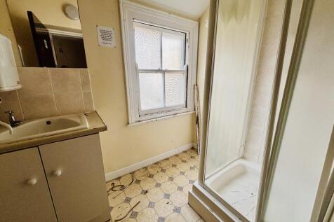 SHOWER ROOM ON FIRST FLOOR T202509231435.jpg