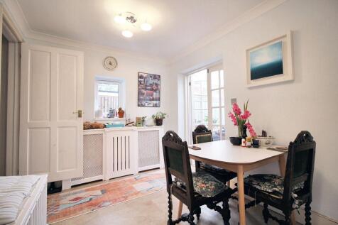 Kitchen/ Dining Room