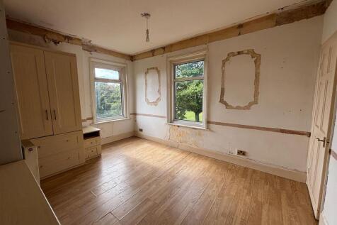 92 FSE Bedroom 1.jpg