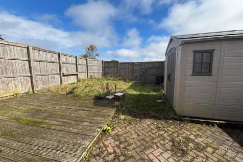 92 FSE Enclosed Rear Garden.jpg