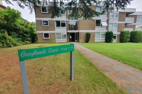 Large 1 bed flat, close to town centre
