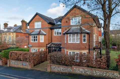 Well positioned 2-bedroom apartment, close to tow