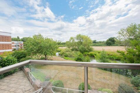 Large riverside, refurbished flat - 2 bedrooms wi