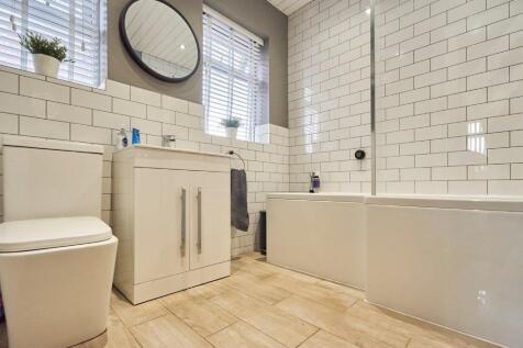 FamilyBathroom-00...