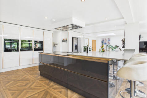 Main Kitchen / Living Area