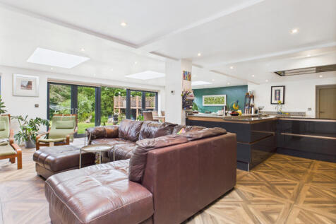 Main Kitchen / Living Area