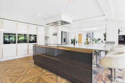 Main Kitchen / Living Area