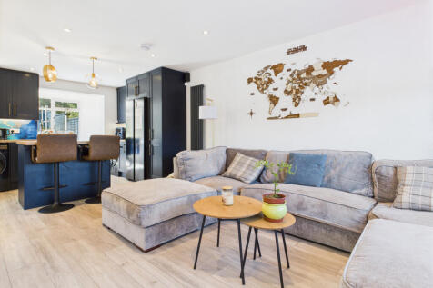 Open Kitchen / Living Area