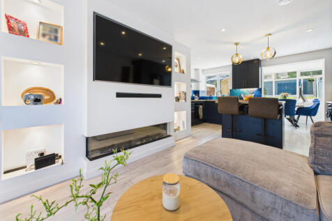 Open Kitchen / Living Area
