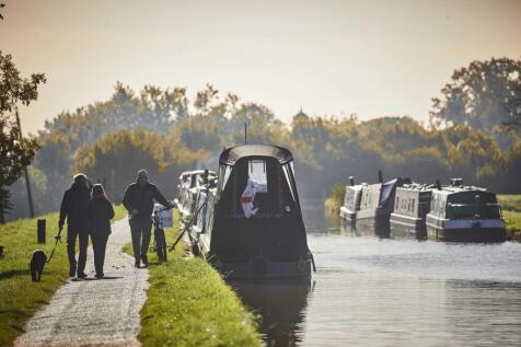 Autumn canal scene in Nantwich