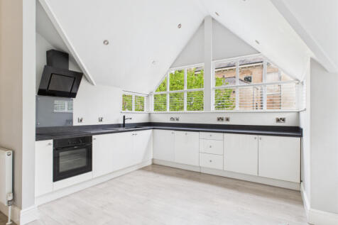 Stylish Two Bedroom House with Garage