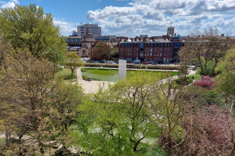 Luxurious 2 Bedroom City Centre Apartment with Pa