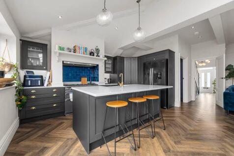 Kitchen island.jpg