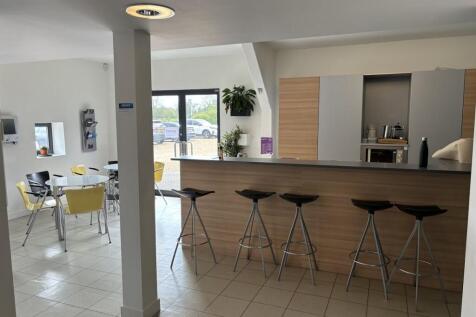 Kitchen and Breakout .jpg