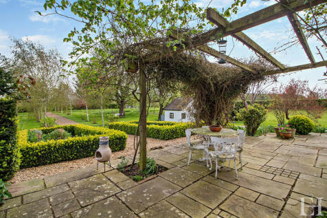 8586774-exteriorw...
