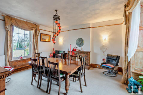8632433-interior1...