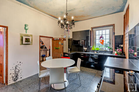 8632433-interior1...