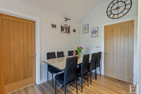8640995-interiorW...