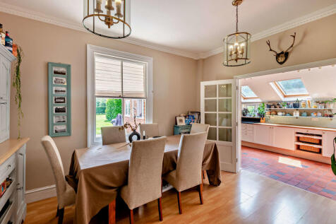 8605776-interior2...