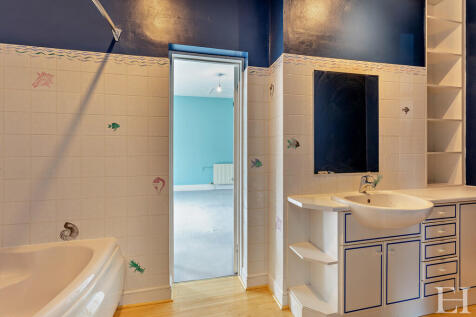 8642632-interiorW...