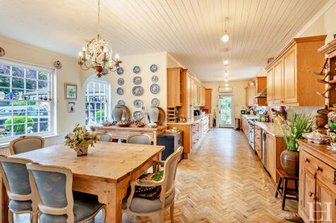 8594340-interiorW...