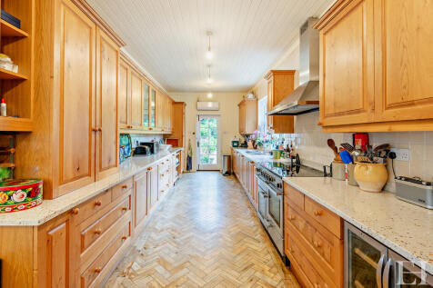 8594340-interiorW...