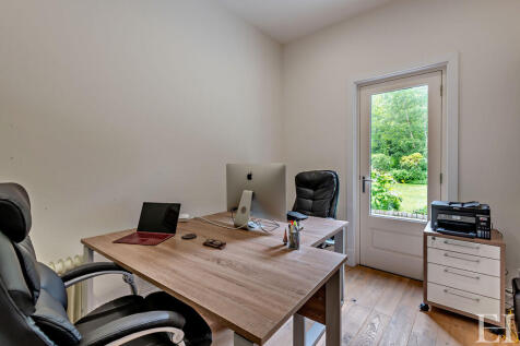 8598871-interiorW...