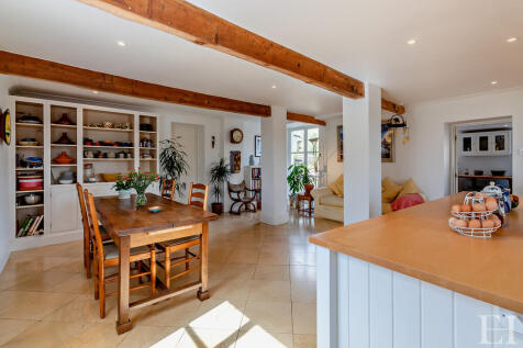 8637096-interiorW...