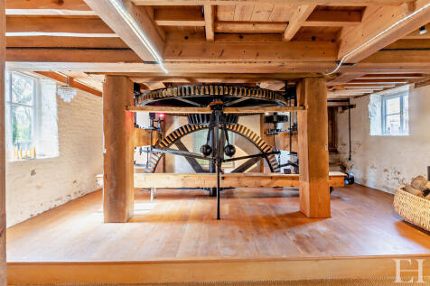 8637096-interiorW...
