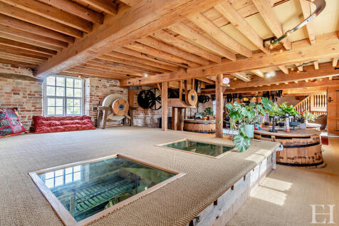 8637096-interiorW...