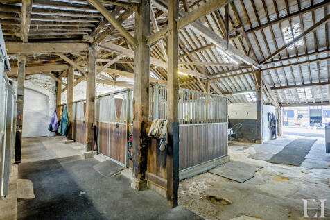 8646487-interiorW...