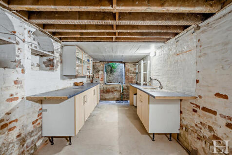 8647635-interiorW...