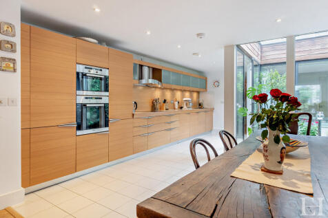 8646083-interiorW...