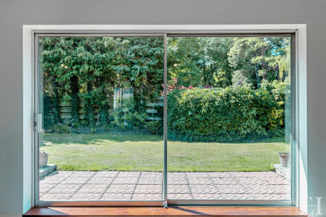 8658771-interiorW...