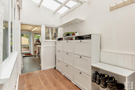 8658492-interiorW...