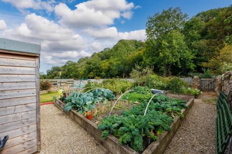 Hole House Farmhouse - Cottage Vegetable Garden