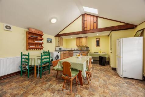 Hole House Farm - Bunkhouse Communal Kitchen